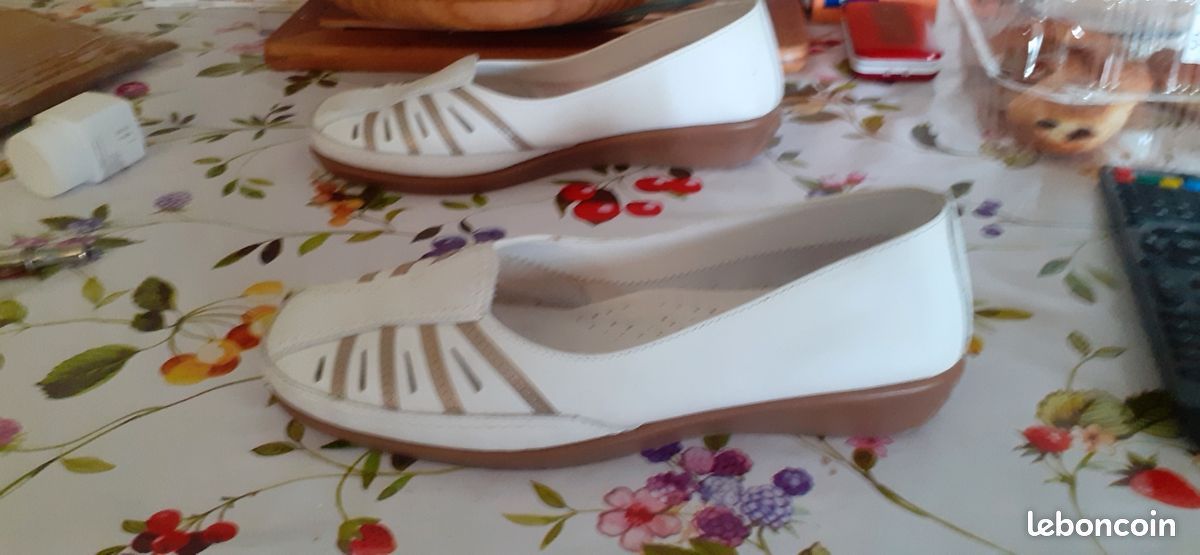 Mocassins blancs cuirs, quasi neufs, très souples, Taille 39, marque BESSON, portées 2 ou 3 fois (image 1)