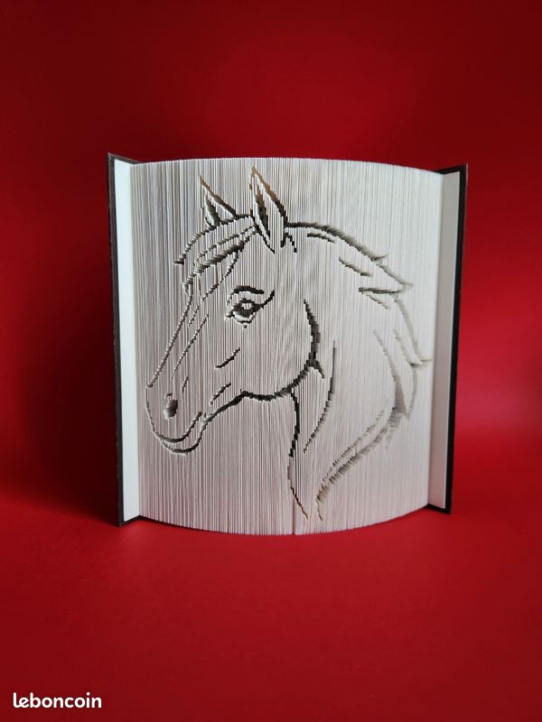 Cheval en livre sculpté (image 1)