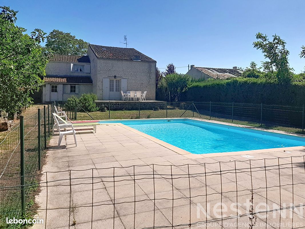 Maison 9 pièces 186 m² · à Saint-Romain-de-Benet · 186 m² · 280 000 €