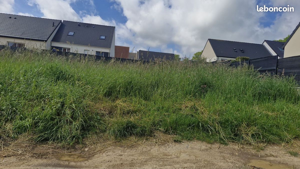 Terrain à bâtir de 374 m² à BREILLY (80) · 57 000 €