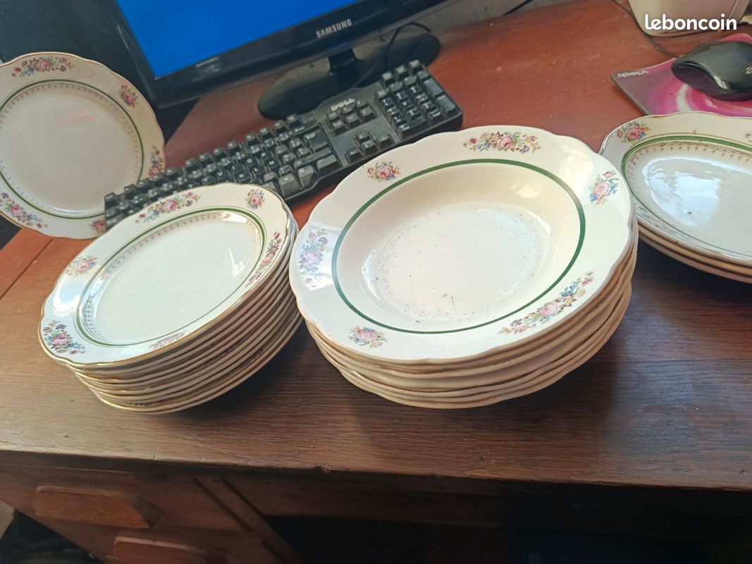 Lot d assiettes en faïence de la manufacture française Digoin & Sarreguemines, portant le nom du modèle « Trianon » (image 3)