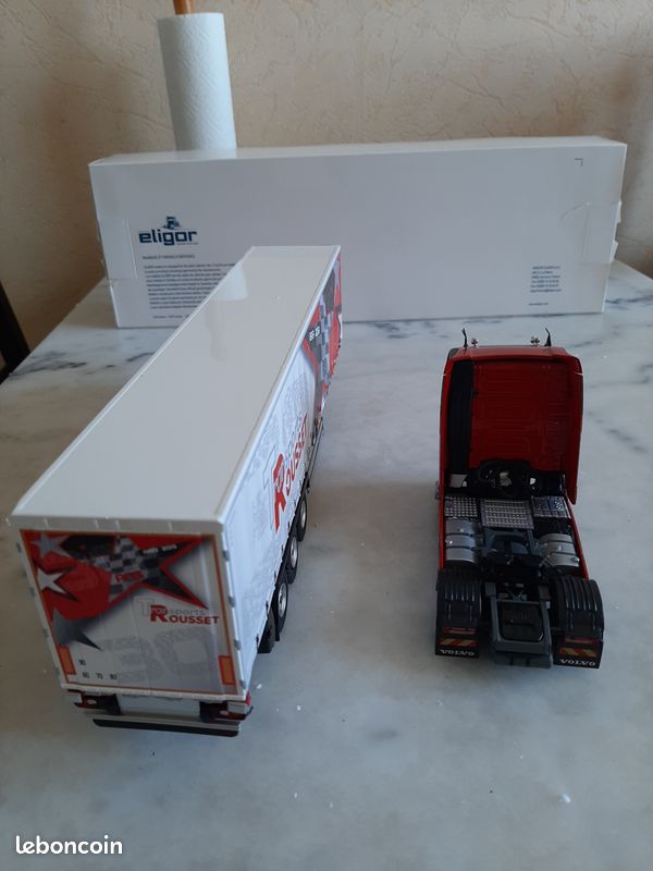 Camion Avec Porte Container Et Container – Transport PTS DUFOUR ASTRE Volvo Fh 4x2