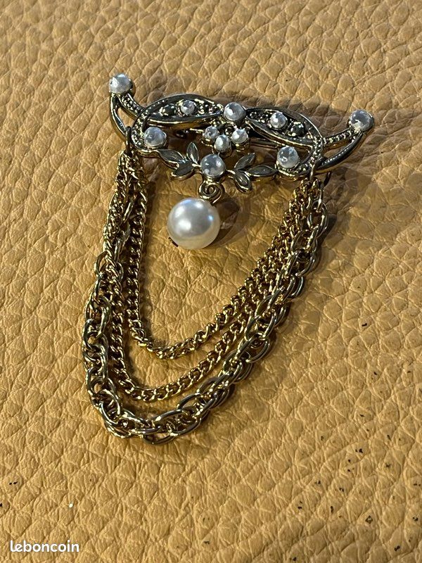 Très jolie broche dorée originale avec chainette (image 1)