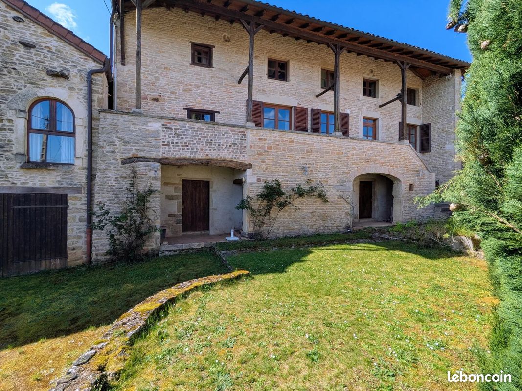 Maison 6 pièces 137 m² · à Igé · 137 m² · 320 000 €