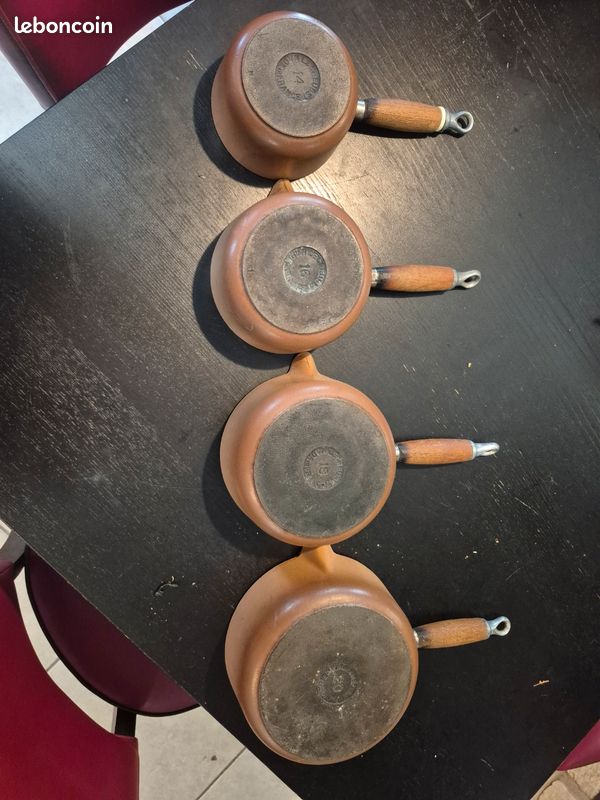 4 Casseroles avec bec verseur fonte émaillée Marron Le