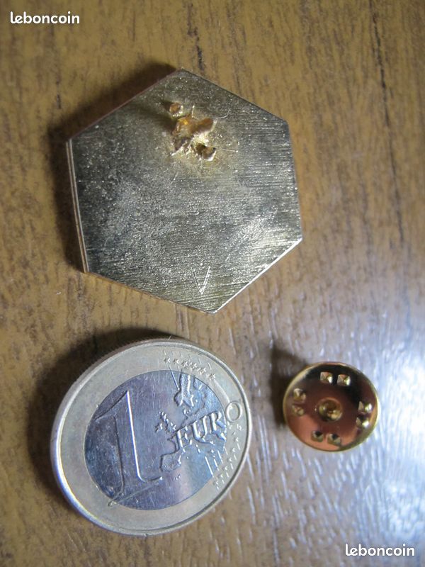 Pin's Convoyeur de fonds , prix livré en suivi , LIRE (image 3)