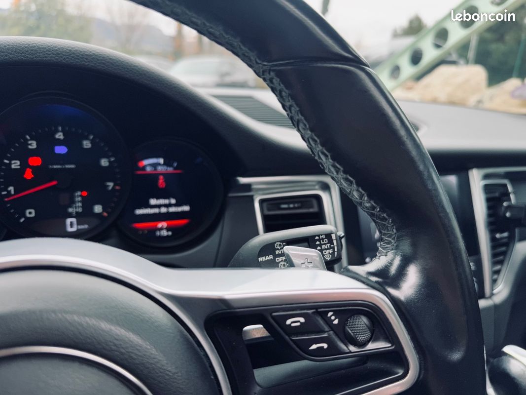 Porsche Macan 2.0L 252CH PDK + TOIT OUVRANT + SUIVI PORSCHE + SIEGES CHAUFFANTS/ELEC + CAMERA DE RECUL + GARANTIE 12 MOIS (image 25)