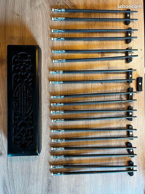 Baguettes chinoises dans boite sculptée (image 1)