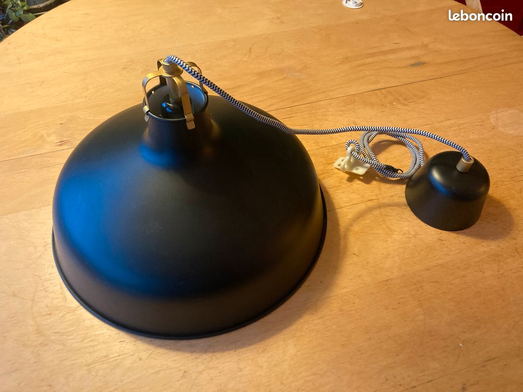 Suspension métal noir (image 1)