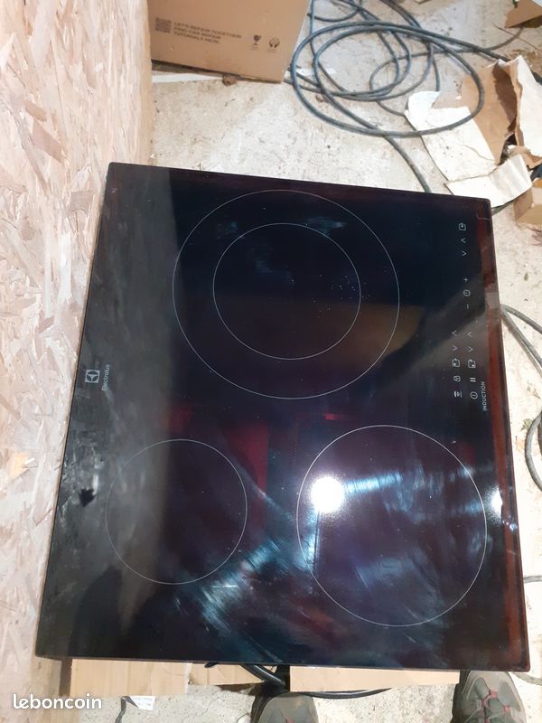 Plaque induction Electrolux 3 feux neuve (image 2)