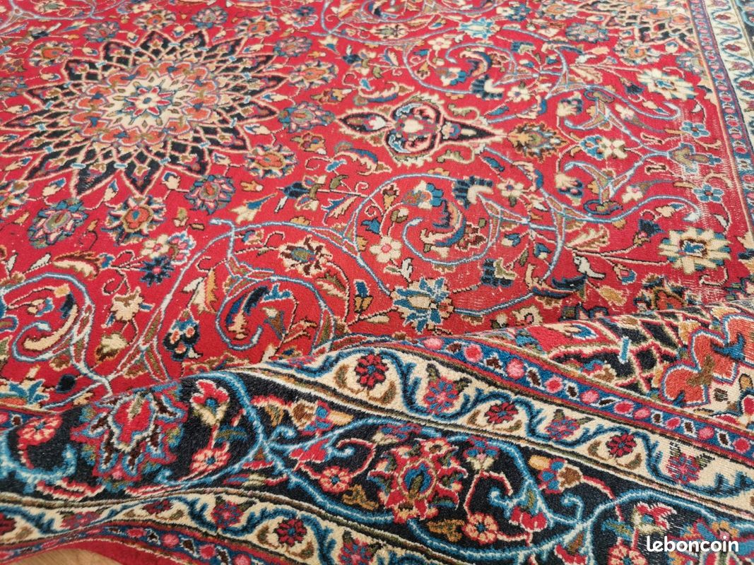 Tapis Persan Sarouk Vintage Avec Détails Botaniques Colorés Sur Fond Bleu Marine