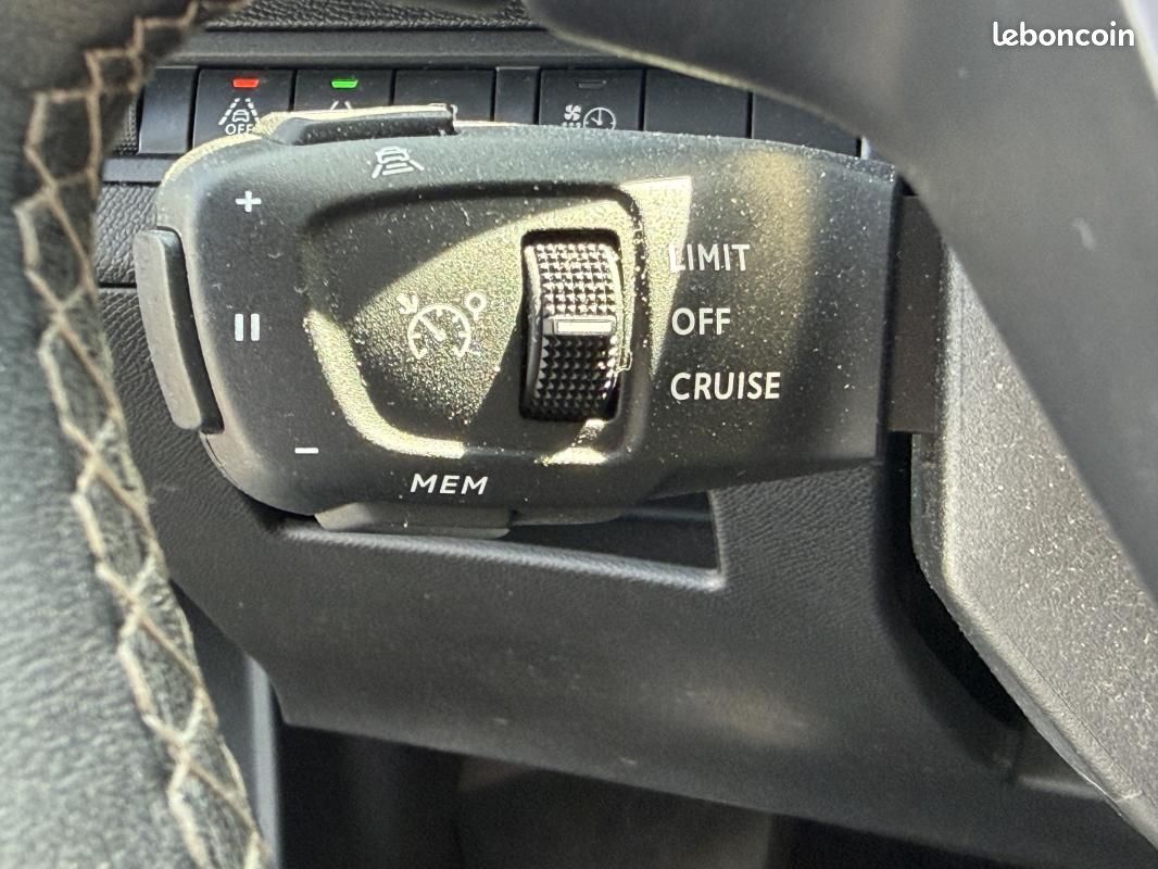 Peugeot 3008 HYBRID 225ch Roadtrip (image 9)