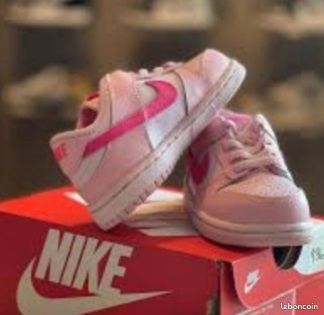 Chaussures Nike triple low rose , en bonne état prix à négocier (image 1)