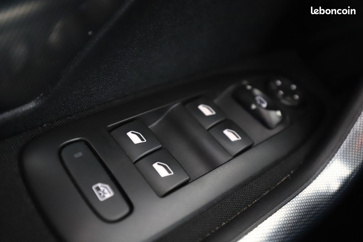 Peugeot 2008 1.2 PureTech Allure 110 ch (image 25)