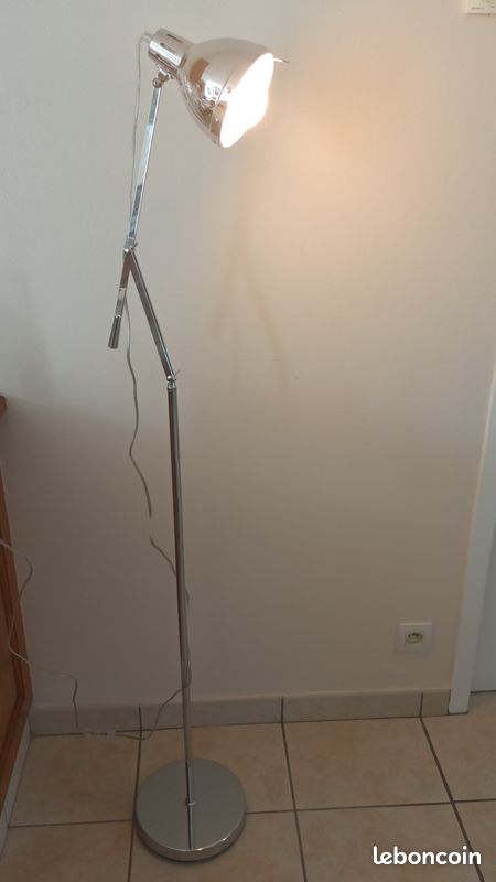 Lampadaire orientable (image 1)