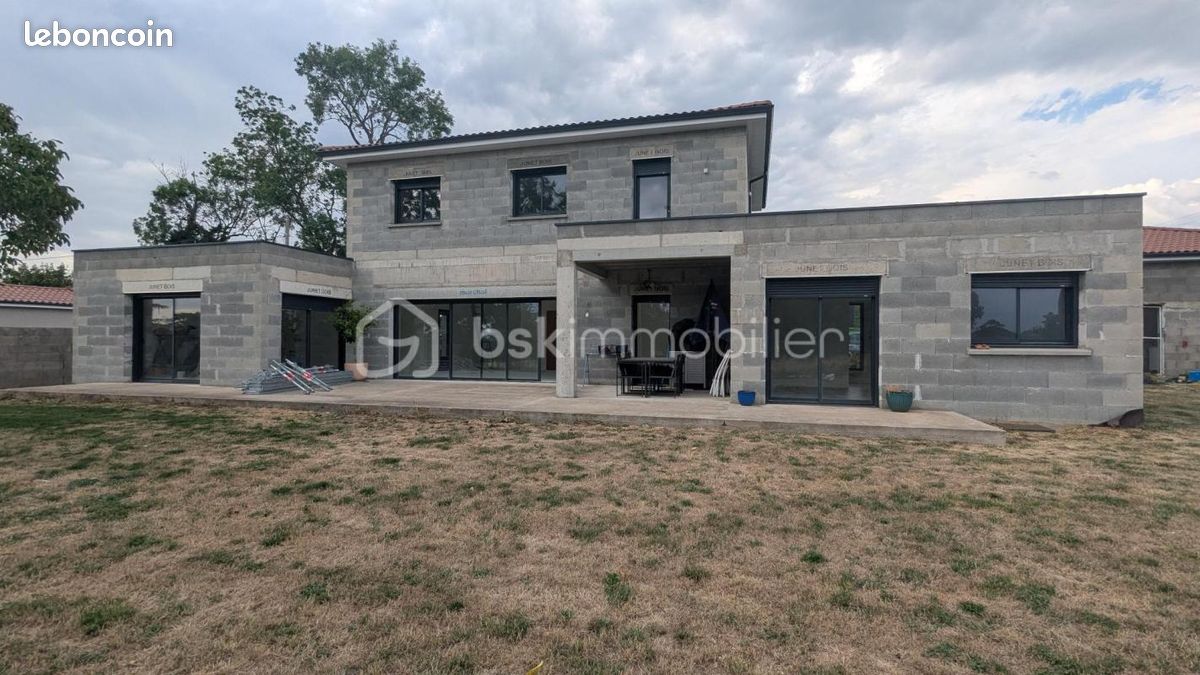 Maison 6 pièces 197 m² · à Saint-Barthélemy-Lestra · 197 m² · 430 000 €