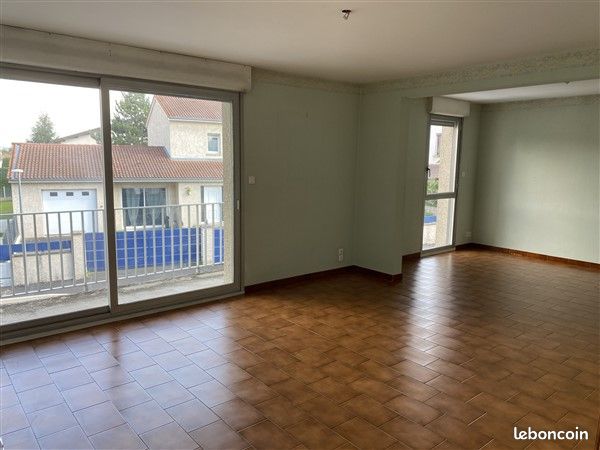 Appartement 3 pièces 82 m² · à Sainte-Sigolène · 82 m² · 550 €
