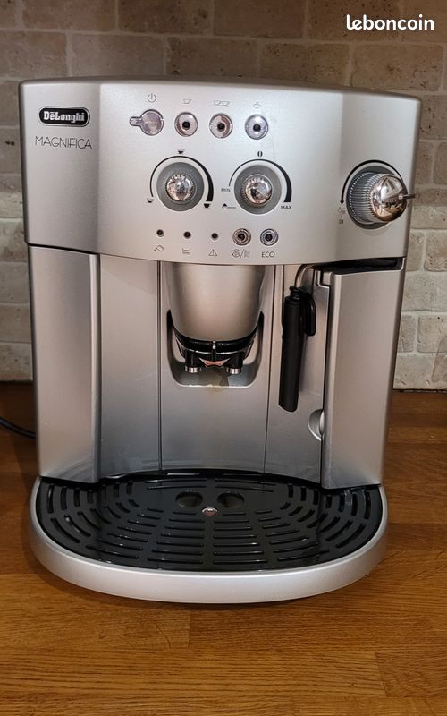 Machine à café Délonghi modèle Magnifica ESAM4200 Électroménager