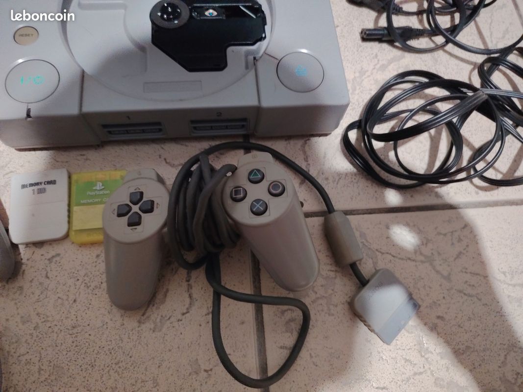 Playstation 1 Sony avec manettes câble carte mémoire et 2 jeux (image 3)