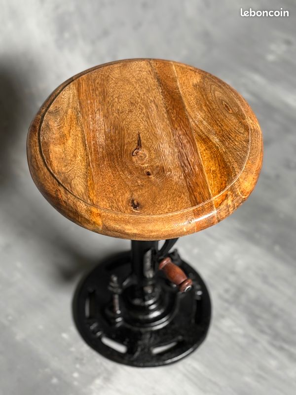 Tabouret industriel Reston à manivelle – réglable 47–66 cm – bois massif & fonte – excellent état (image 3)