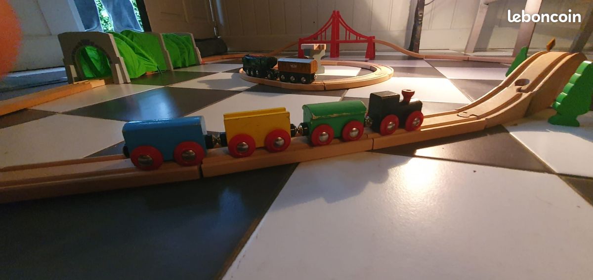 Circuit de trains en bois (75 pièces) (image 1)
