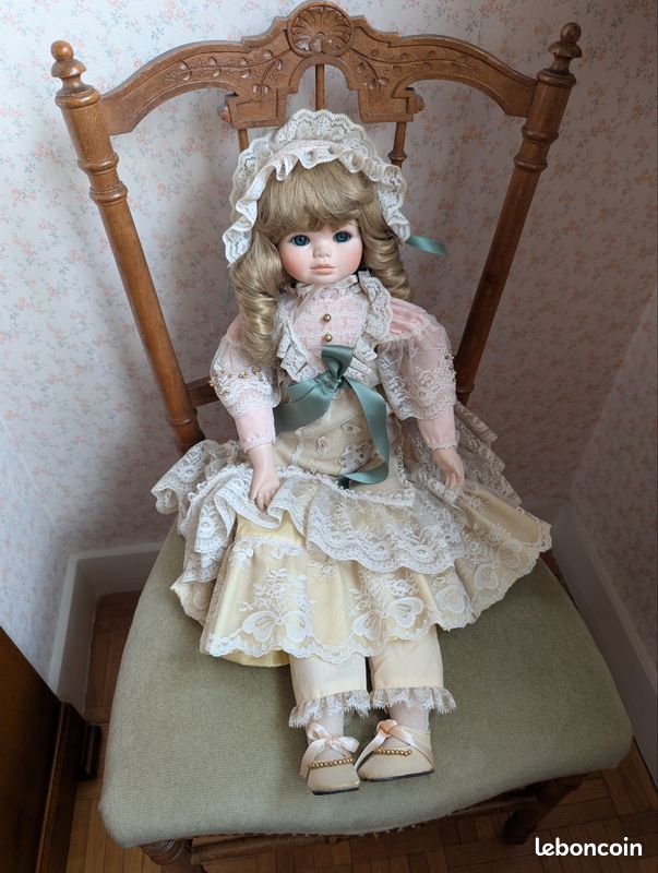 Poupée Mundia en porcelaine - Collection