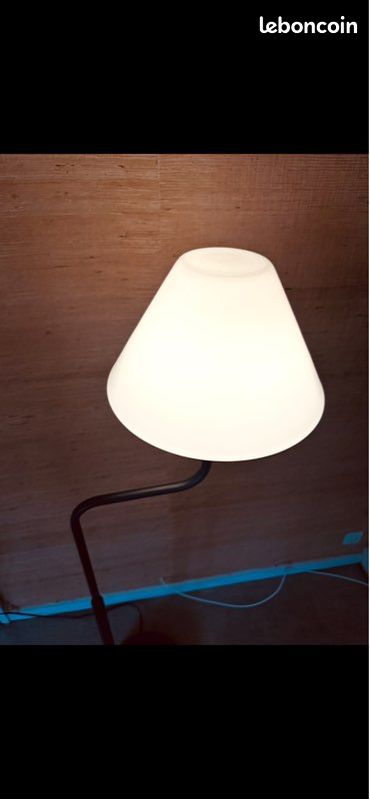 Lampadaire design en métal noir avec abat-jour blanc (image 3)