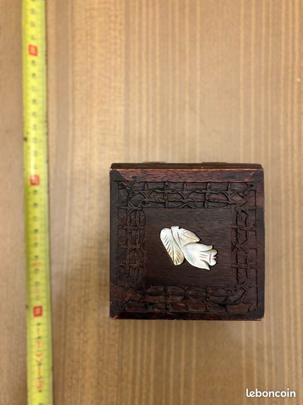 Jolie petite boîte coffret en bois sculpté avec incrustation (image 1)