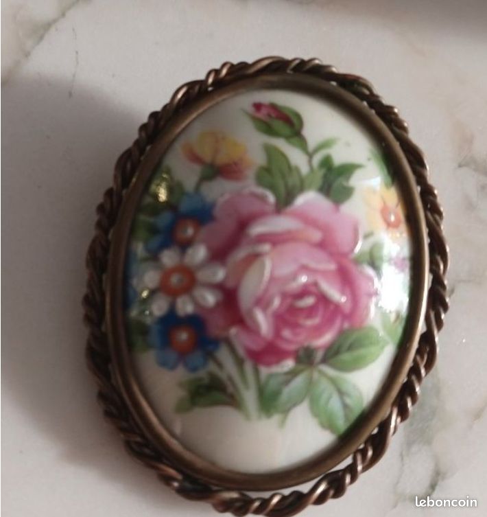 Grande Broche Ancienne En Porcelaine De Limoges – Fleur Décorative – Bijou Vintage à Porter Ou Collectionner