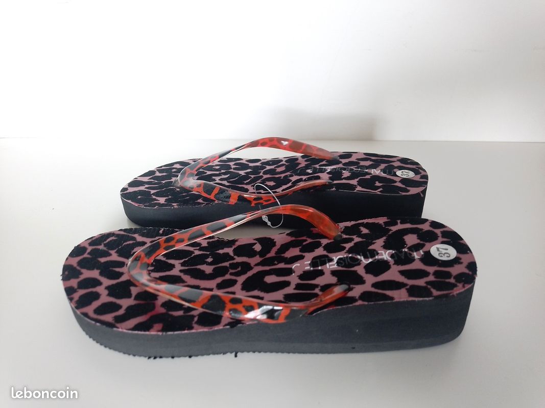 Tong femme compensée couleur rouge et noir motif peau de leopard Taille 37 (image 1)