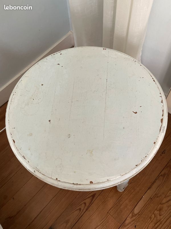 Table ronde d'appoint en bois pieds stylisés (image 2)