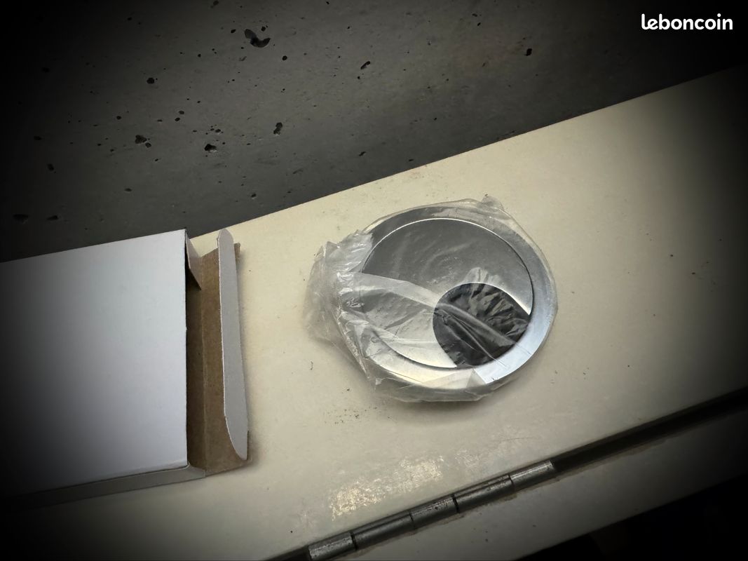 Passe câble de bureau neuf - 50mm - Métal Inox (C06) (image 1)