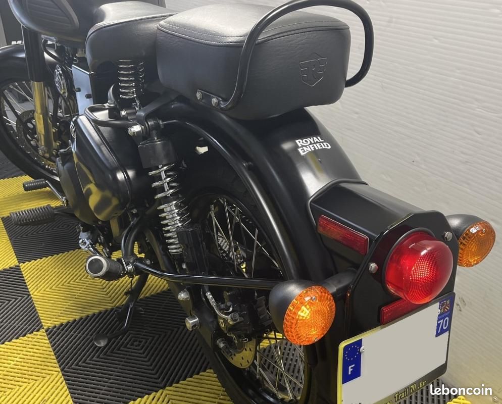 Royal Enfield CLASSIC 500 STEALTH BLACK MY19 (image 9)