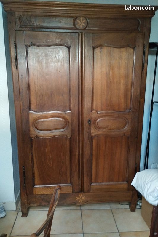 Armoire en noyer massif (image 1)