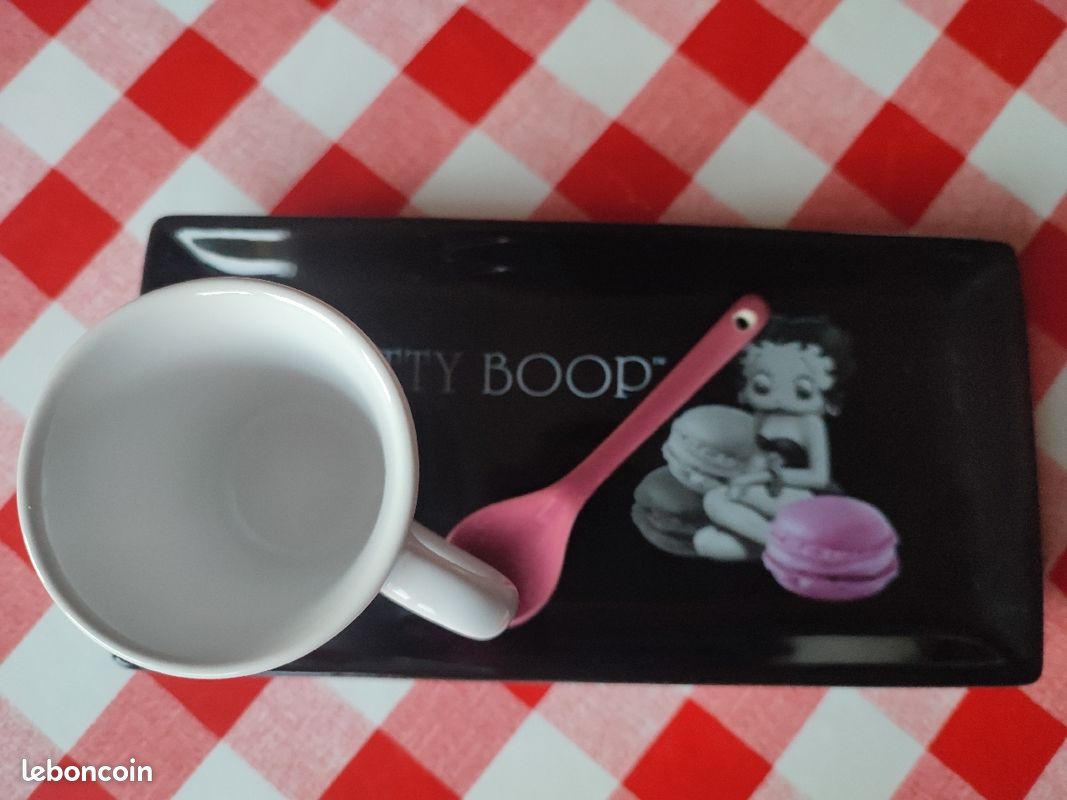 Tasses et plateau avec cuillère (image 2)