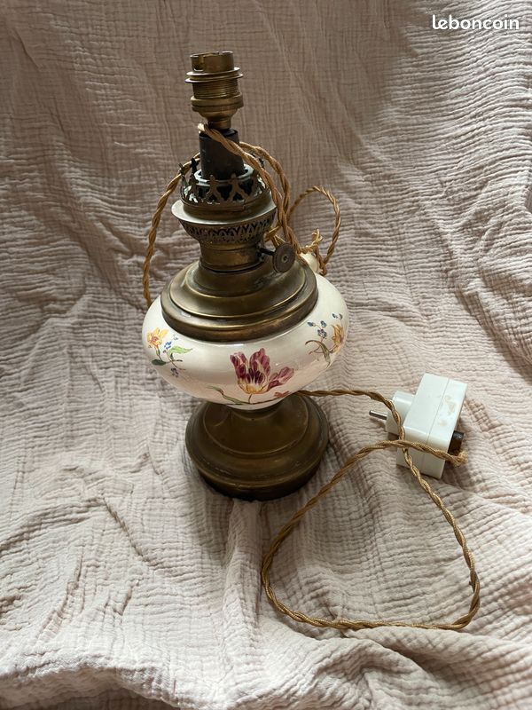 Ancienne lampe à pétrole en faïence et laiton électrifiée (image 2)