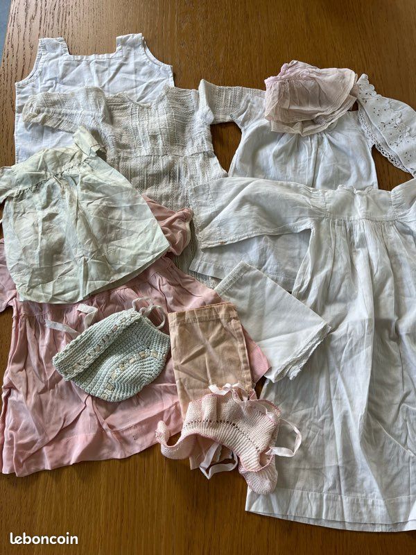JOLI LOT VÊTEMENTS anciens BEBE POUPON POUPEE bavoirs cache-coeur robe No 3 EUR 20,00 - FR