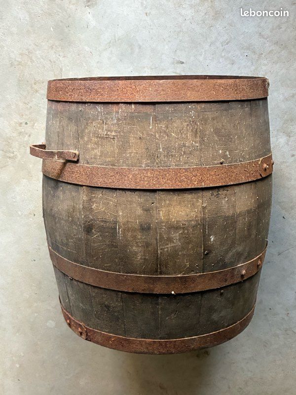 Bain Mobile Sous Forme De Tonneau Recouvert De Bois Photo stock - Image