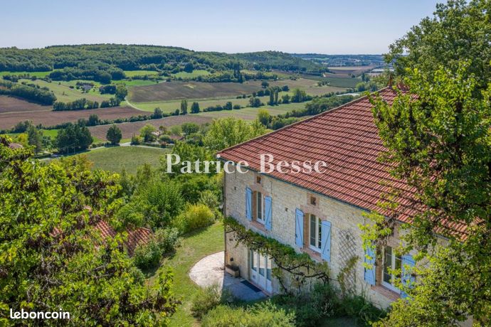 Maison 10 pièces 323 m²