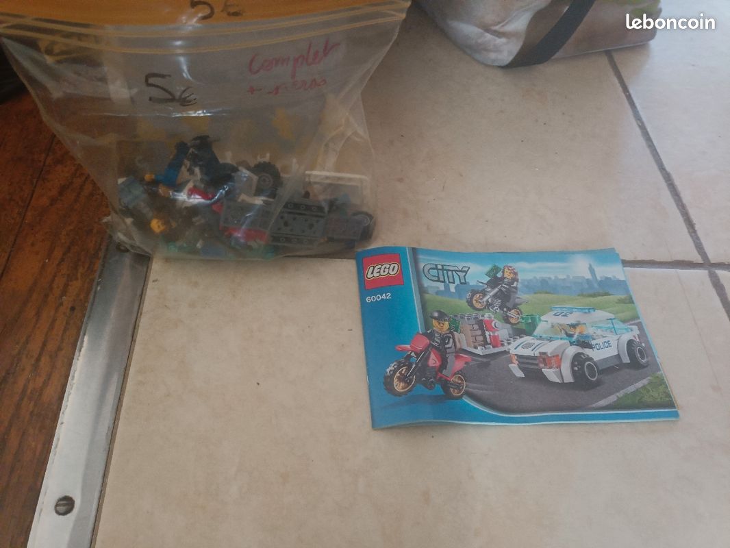 Voiture de police Lego (image 1)