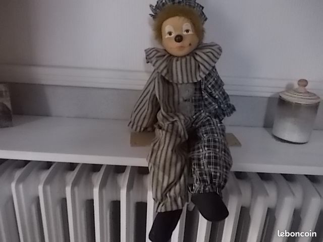 Joli clown assis (image 1)