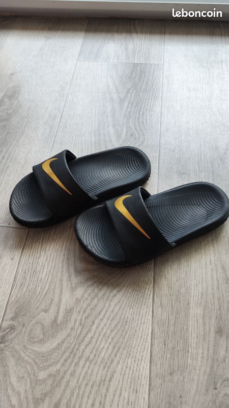 Claquette enfant Nike noire et dorée (image 1)