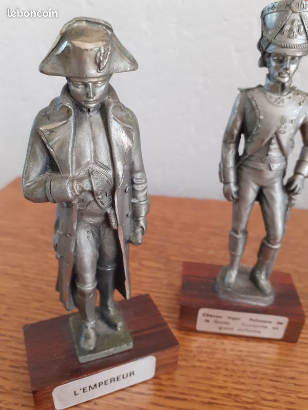 Figurine Athos Les Etains du Prince, française vintage, sculptée à la main et signée, le mousquetaire Athos en étain. - France