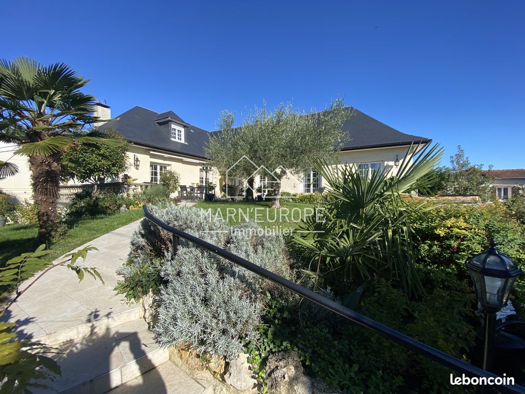 Maison 8 pièces 300 m² · à Montfermeil · 300 m² · 2 000 €/mois