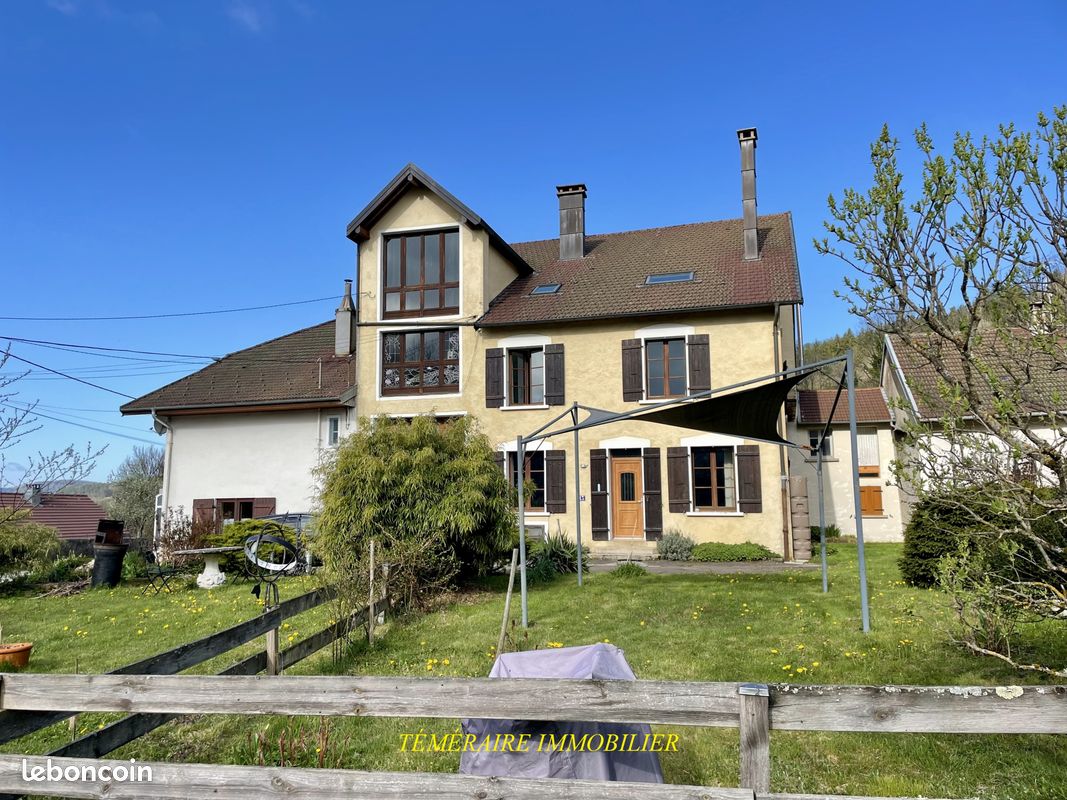 Immeuble 246 m² · à Sirod · 246 m² · 295 000 €