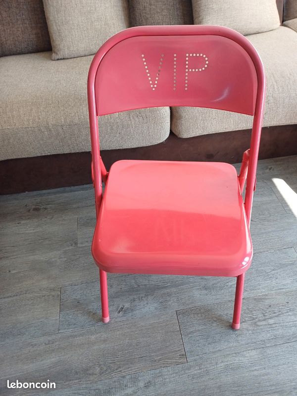 Chaise métallique VIP (image 1)