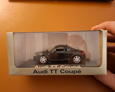 Horloge Murale Originale Avec Miniature Voiture Audi TT Cabriolet – Décoration Vintage Gris Métal 20x30cm