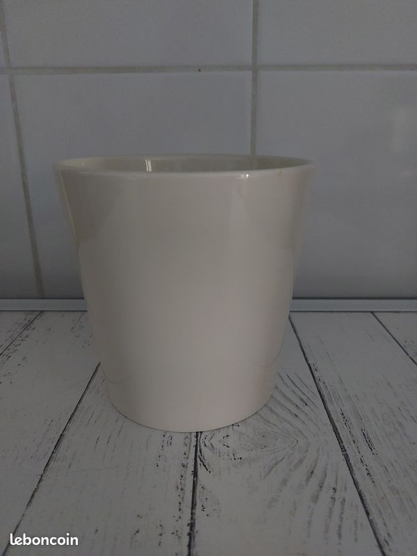 Cache pot (image 2)