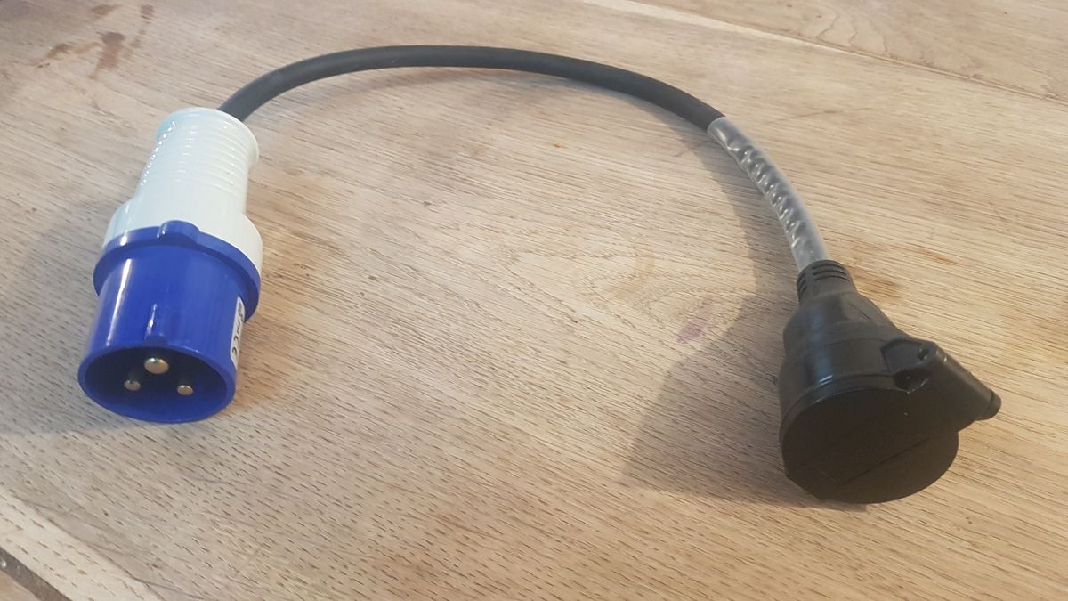 Adaptateur de prise camping, caravane et bateau - Fiche 2P+T