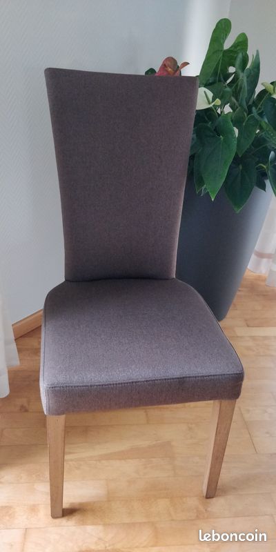 Chaises tissus marrons et pieds en bois (image 1)
